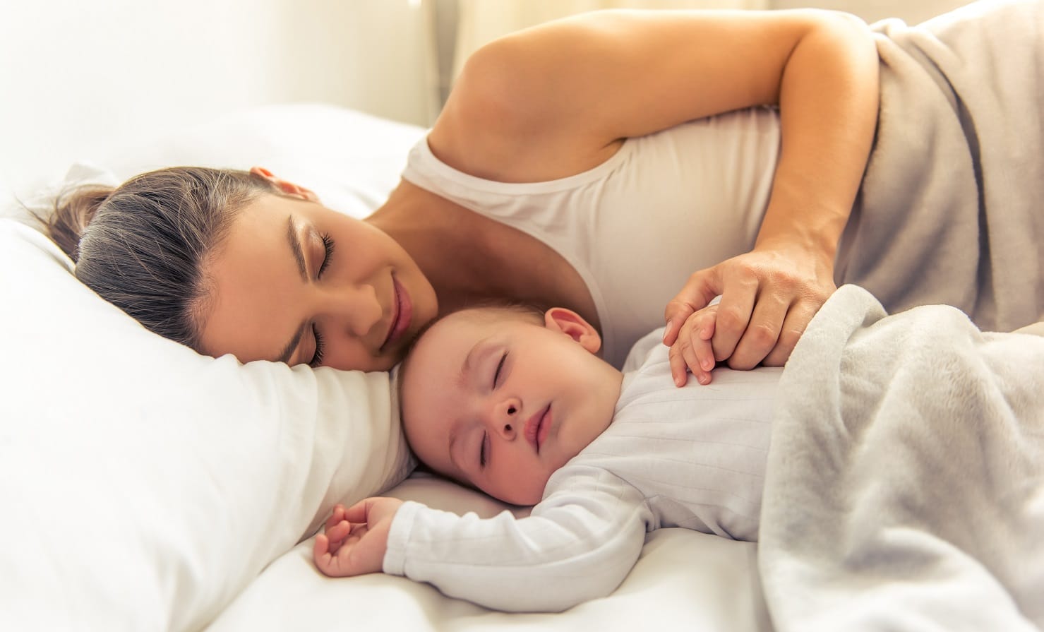  Précautions à prendre lorsque vous dormez avec votre Nouveau-Né - Pourquoi les bébés Rient-Ils dans leur Sommeil?