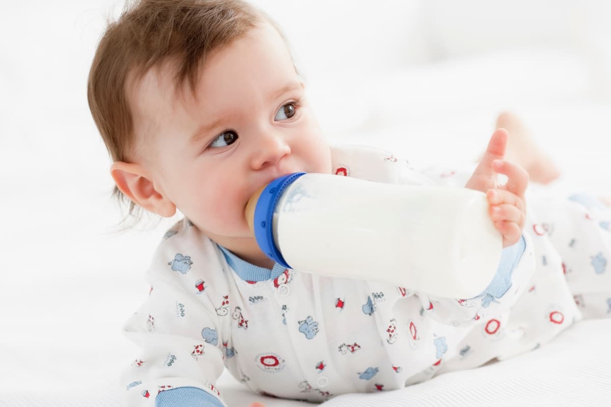 baby sucking bottle