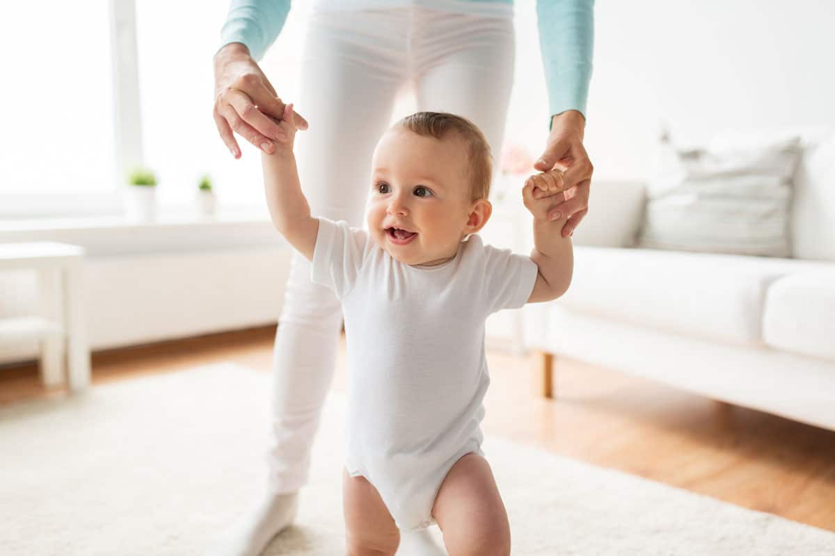 baby first walk - Why do some babies delay walking