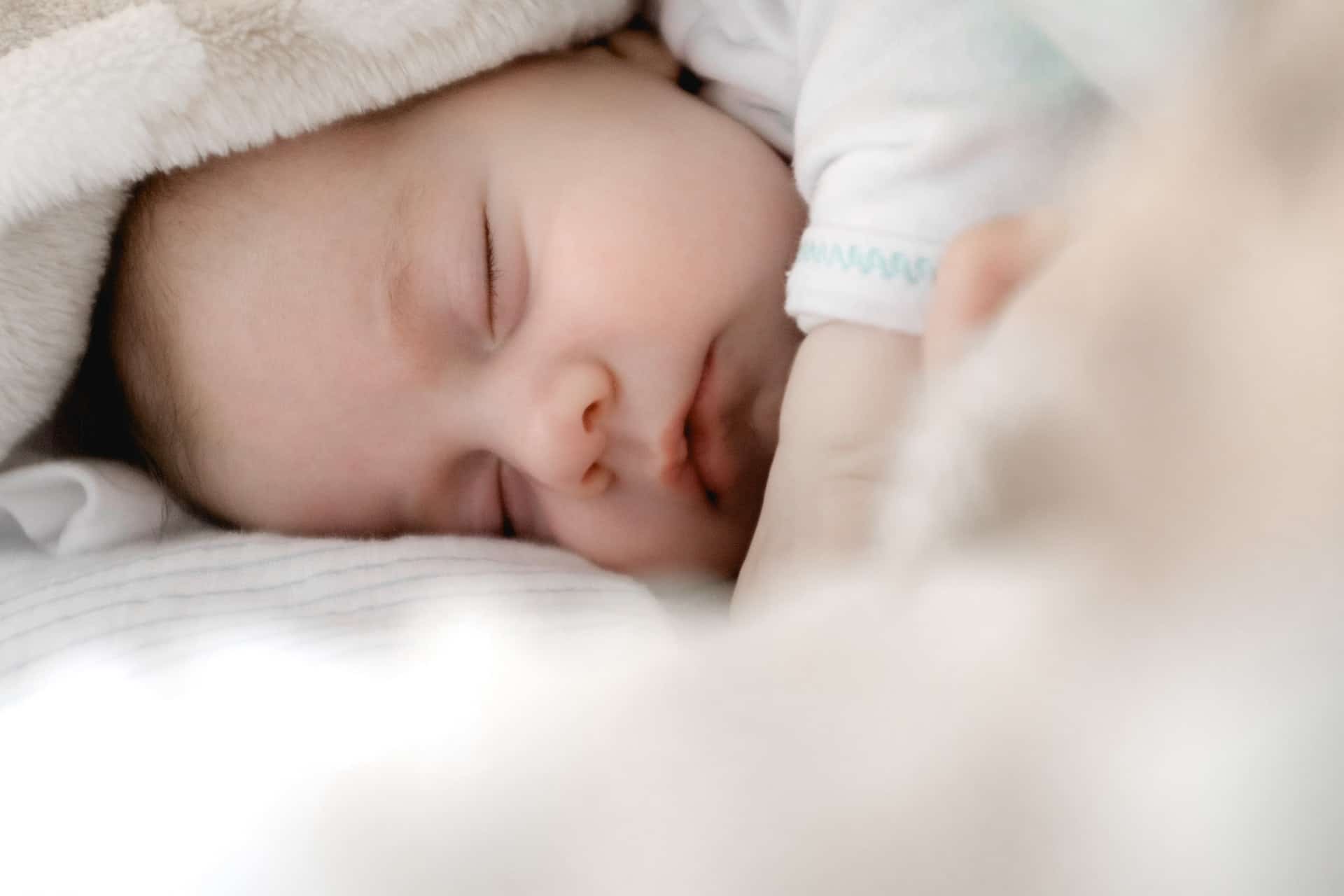 peter oslanec Mu6RjGUzrQA unsplash - How to Keep Baby Warm at Night and Minimize SIDS Risk?