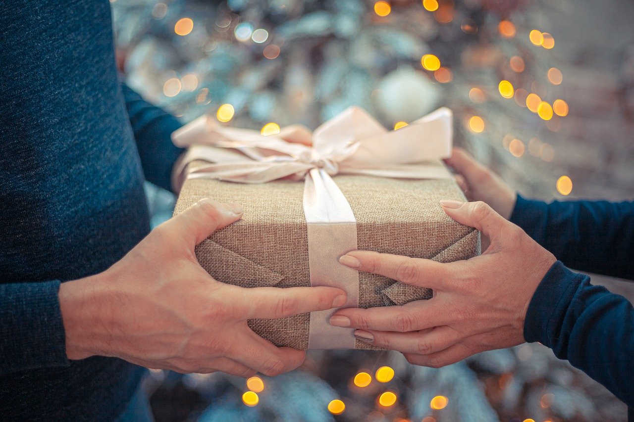 gift 4669449 1280 - 4 Christmas Gift Ideas for the Holiday Season