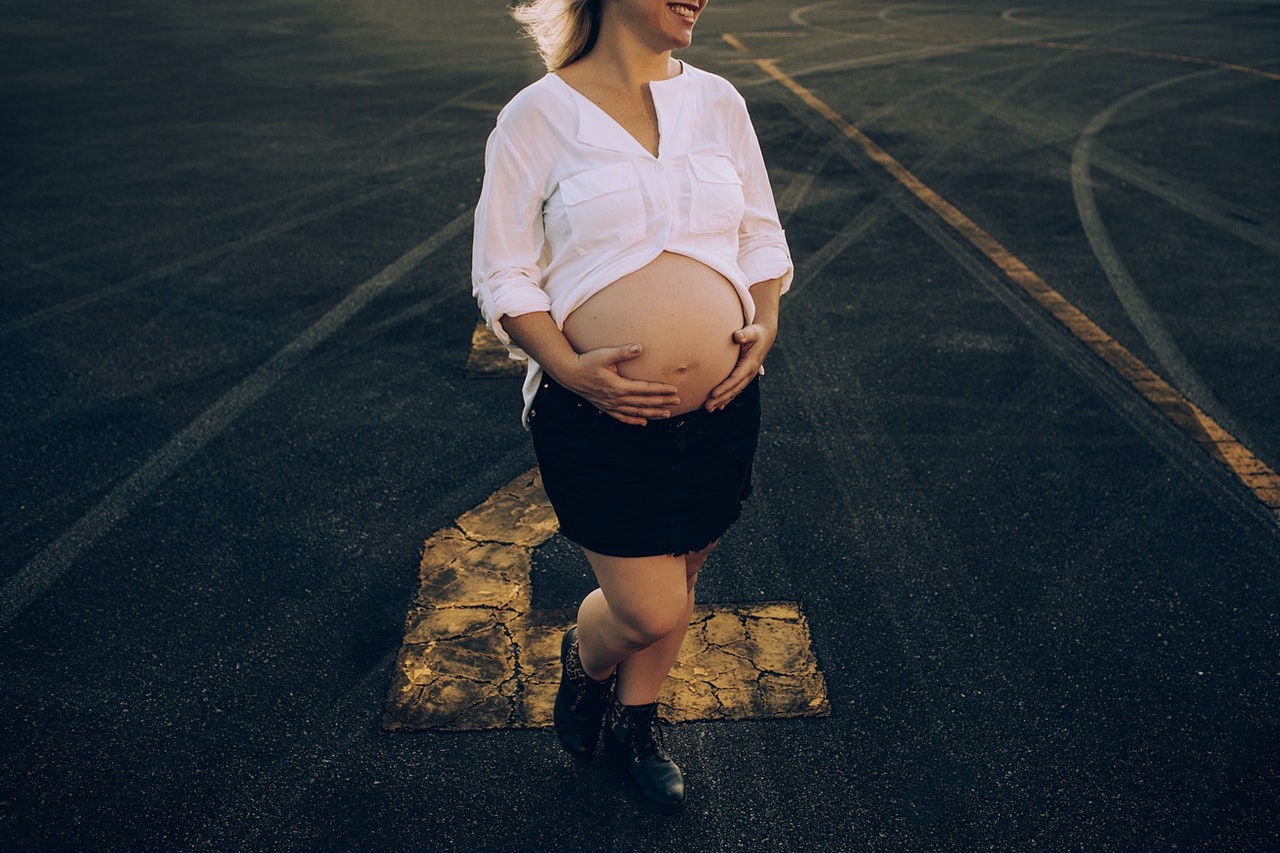 maternity photoshoot ideas1 - 43 Maternity Photoshoot Ideas, Poses, and Tips in 2023