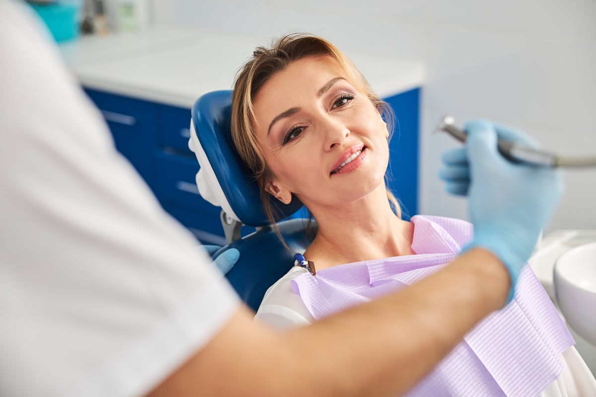 relaxed woman waiting for the start of teeth drilling