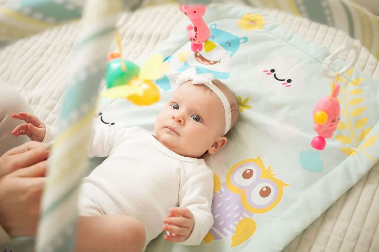 child lies on bed hanging toys baby mat newborn 2022 02 01 03 22 11 utc(1)(1)