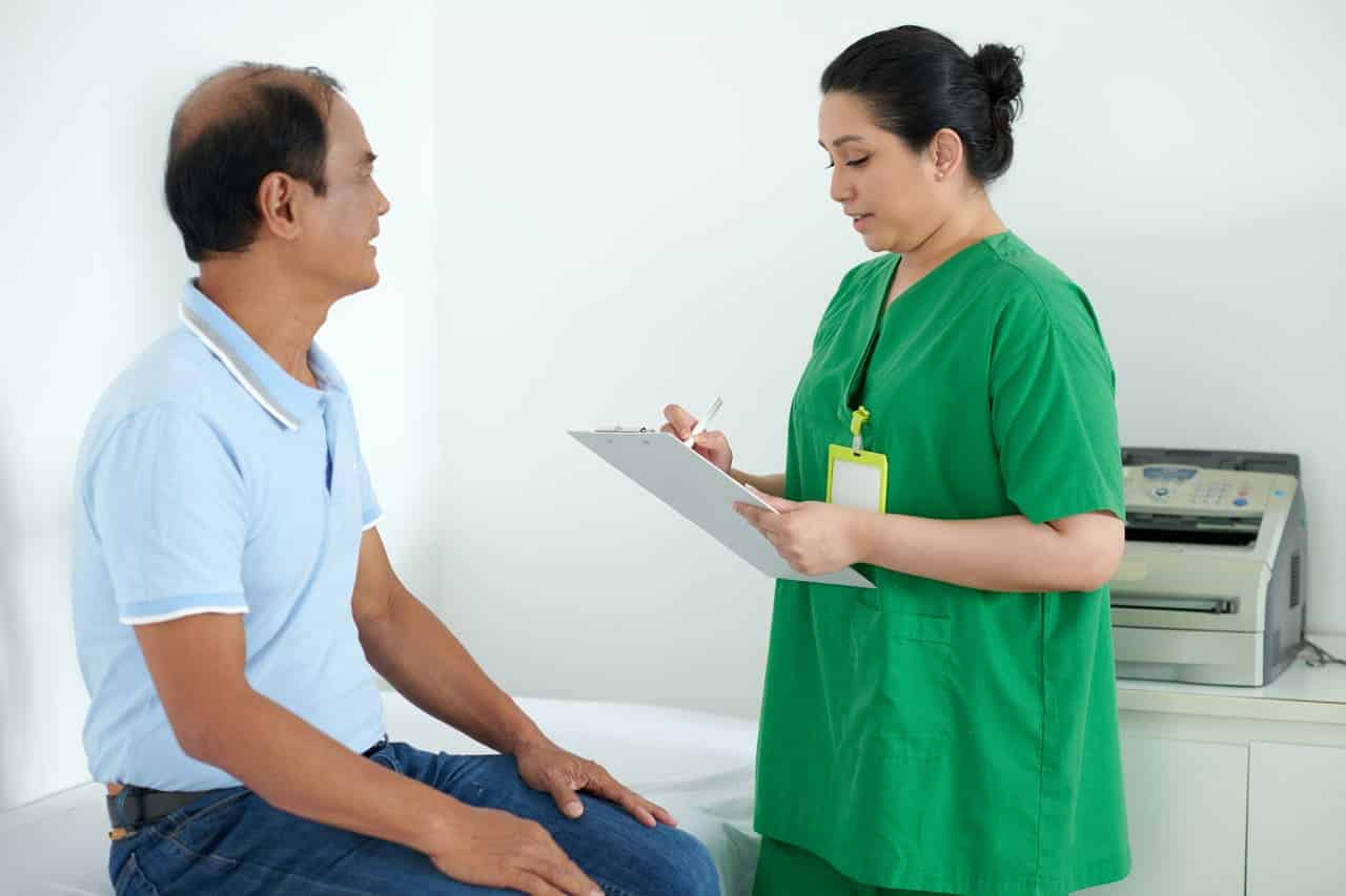 nurse talking to patient 2022 04 04 23 20 08 utc(1)(1)
