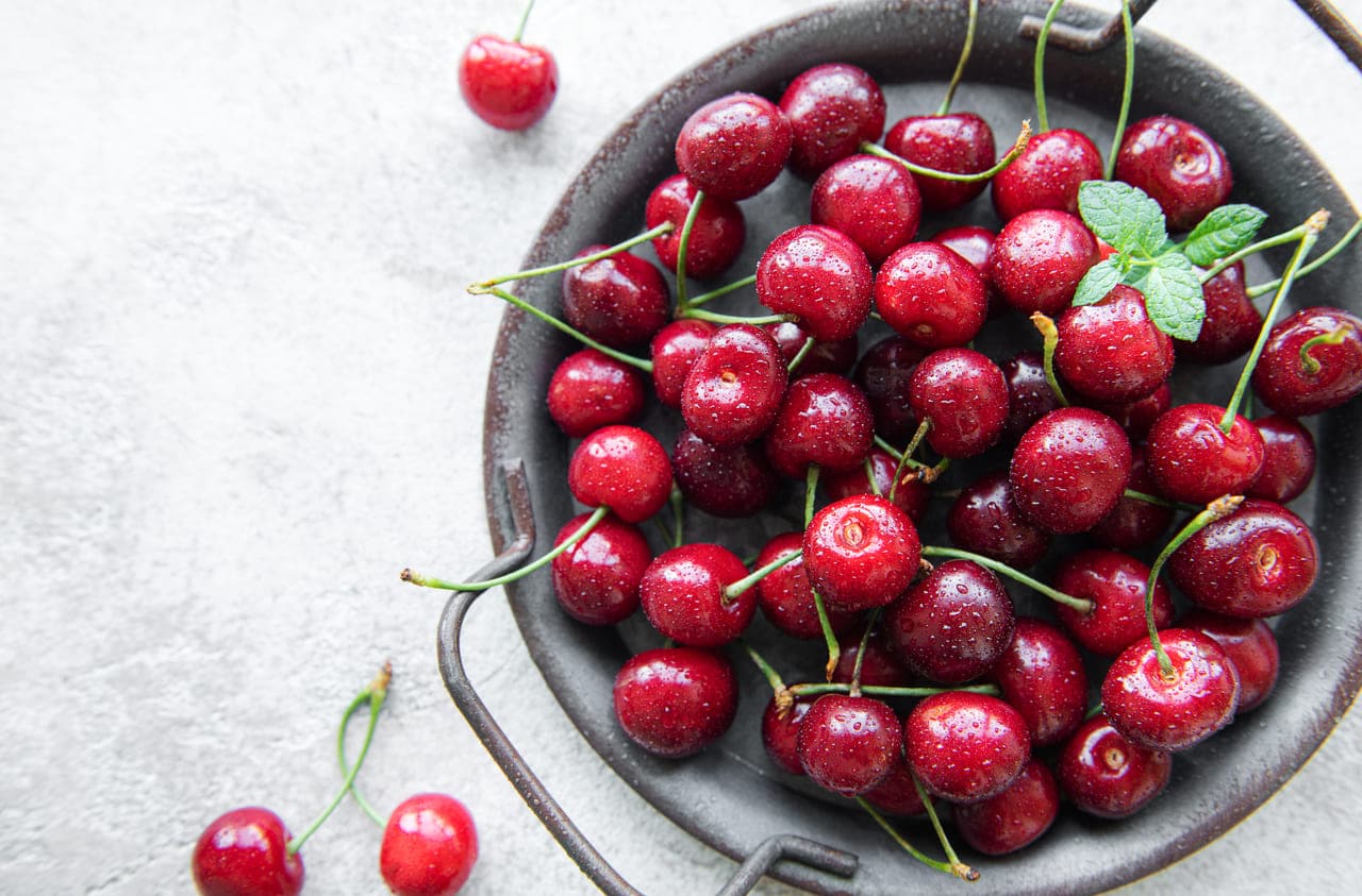 fresh red cherries fruit 2022 12 14 03 55 27 utc