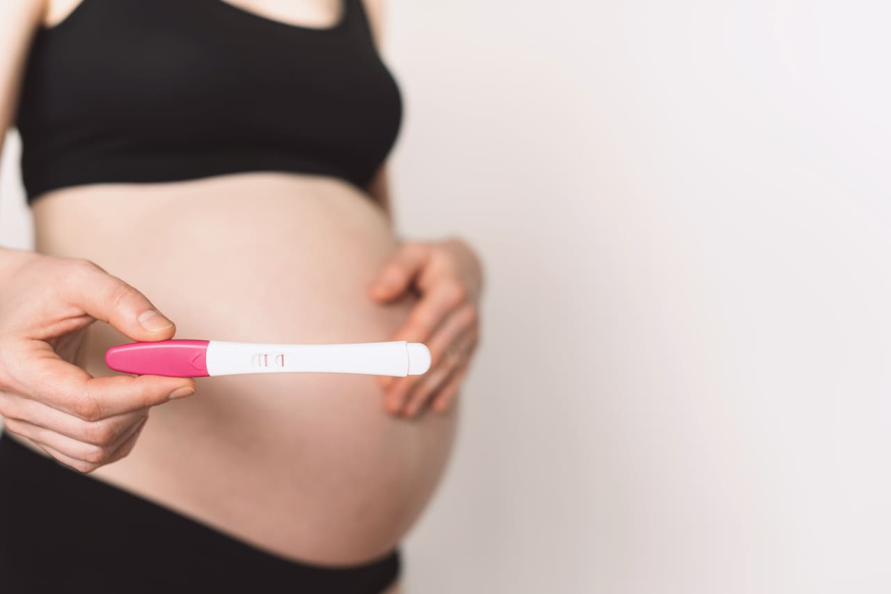 pregnant woman showing positive pregnancy test on 2023 04 19 01 44 34 utc