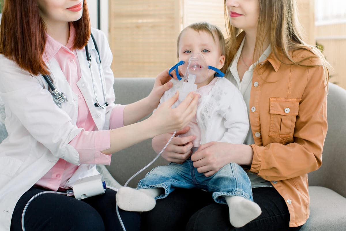 woman doctor hold a mask vapor inhaler for little 2021 12 09 06 28 01 utc(1)(1)