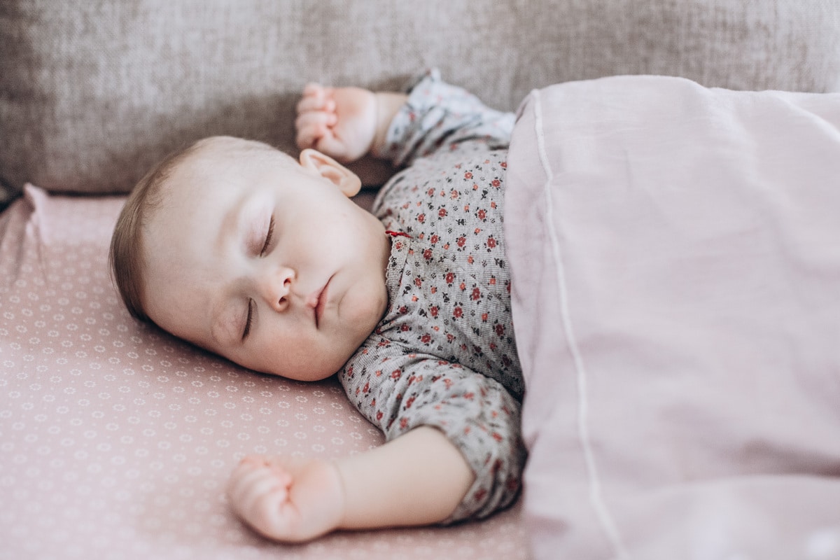 portret small baby sleeps in his babybed