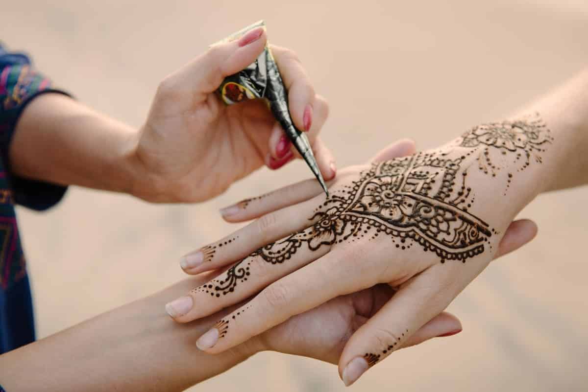 artist applying henna tattoo on women hands mehnd 2022 11 11 10 19 06 utc(1)(2)