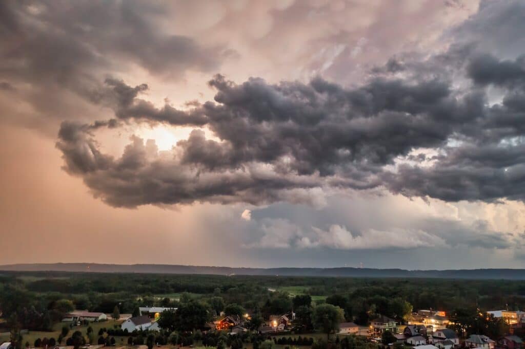 free photo of clouds in the sky above town
