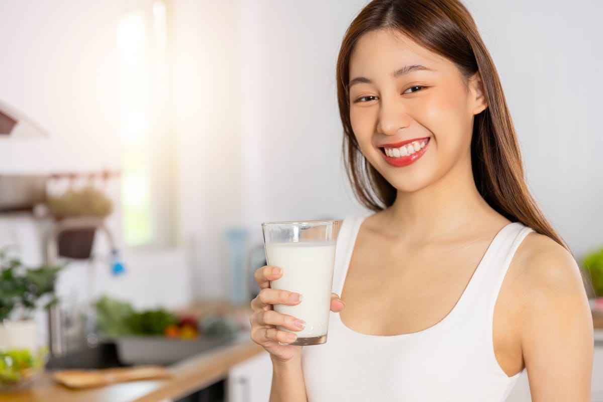 portrait of happy asian healthy woman smiled and holding glass o