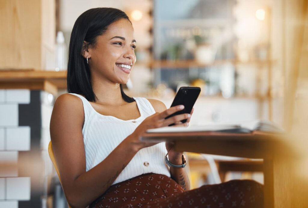 relaxing texting a message or browsing social med 2022 12 07 22 05 54 utc