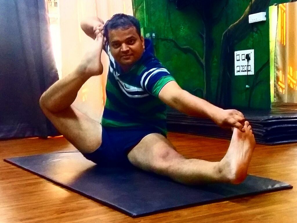 1280px akarna dhanurasana