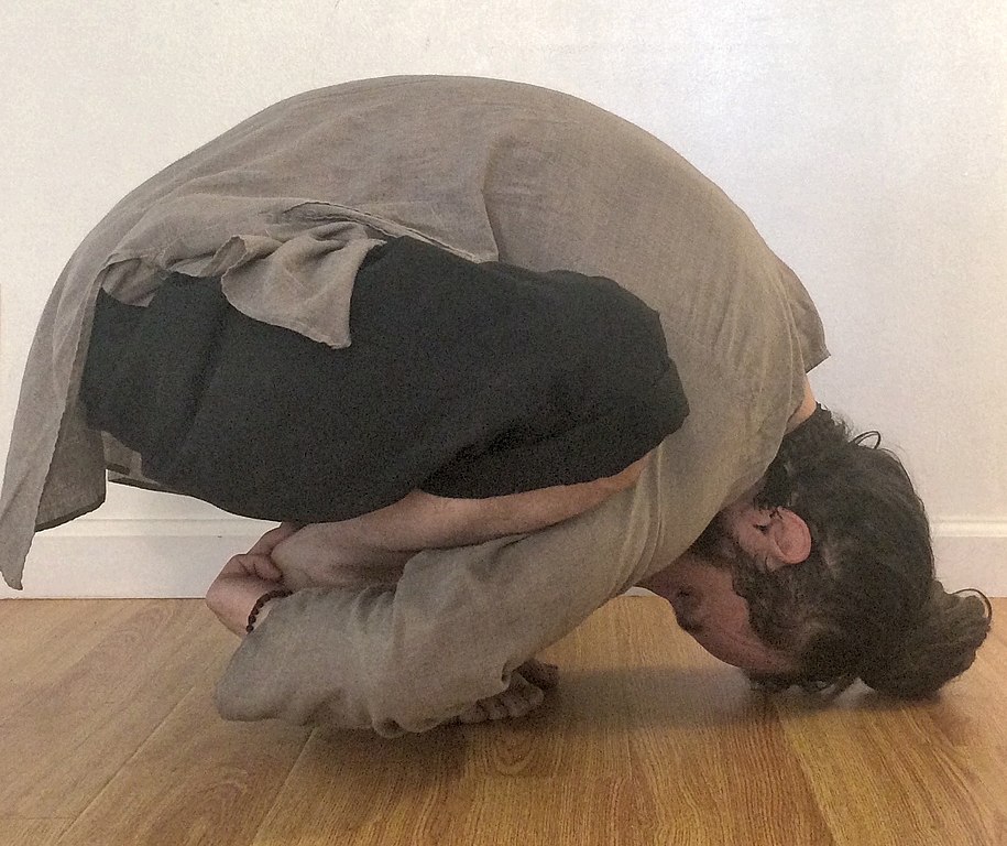 915px mālāsana heel grab side