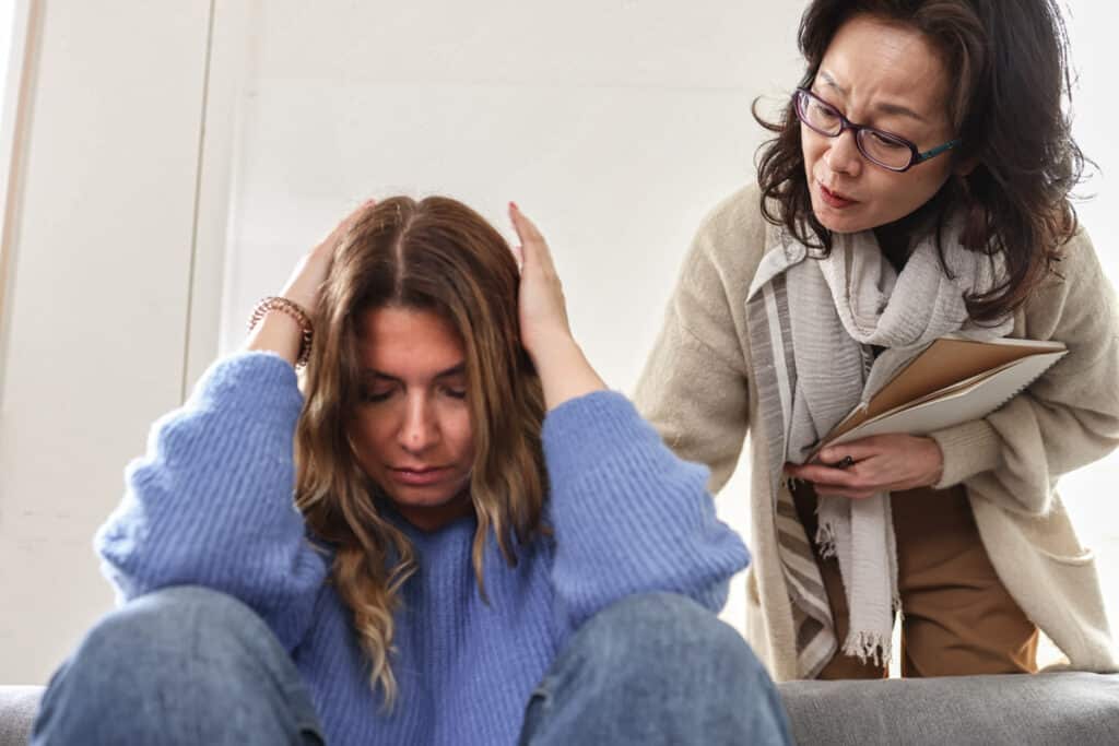 a young patient tells an asian psychologist about her trauma. ja